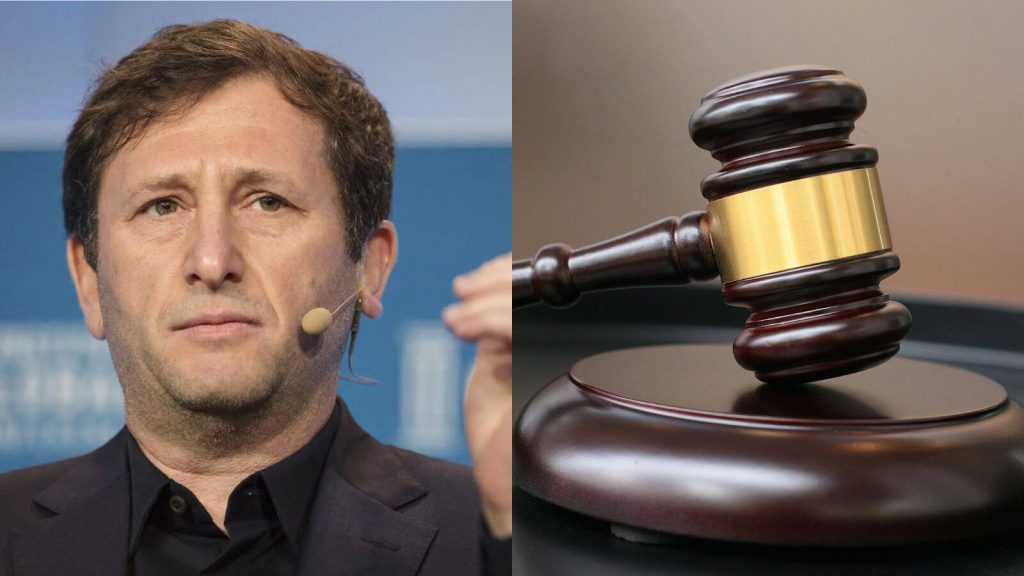 A man in a suit holds a gavel, symbolizing legal proceedings related to fraud charges against Alex Mashinsky.